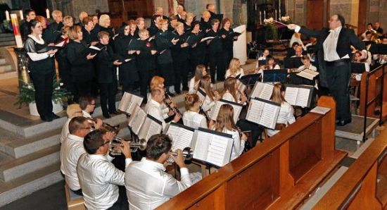 Adventskonzert der HSV-Musikkapelle „Blaue Husaren“ mit Beiträgen des Kirchenchors St. Jakobus aus Hohensachsen
